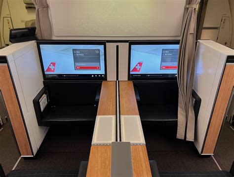 Review: SWISS First Class Boeing 777 (MIA.
